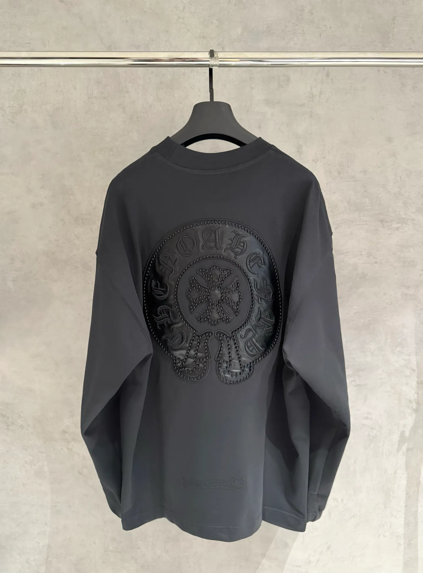 🅿️350 [Strict quality control] CH Croixin's new long-sleeved sweatshirt T-shirt. Heavy 420g double yarn fabric. Beaded and embroidered on the front. Wash the whole garment twice. Frayed and torn on all four sides. Heavy fabric. The neckline is made of icy Salona. Loose fit. Deep, wide and stylish. No deformation or shrinkage. Color: 3 colors, black, white and gray. Size: M-2xl